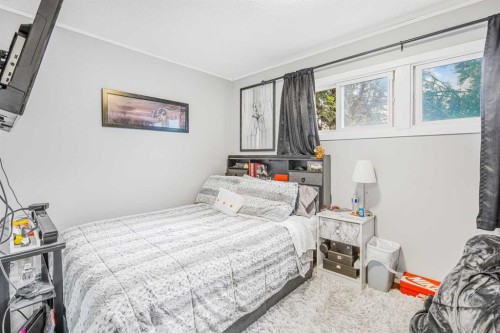 5112 Maryvale Drive Ne, Calgary, AB - Indoor Photo Showing Bedroom