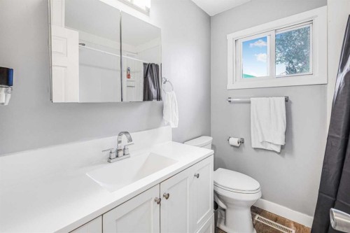 5112 Maryvale Drive Ne, Calgary, AB - Indoor Photo Showing Bathroom