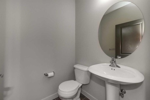 124 Evanscove Manor Nw, Calgary, AB - Indoor Photo Showing Bathroom