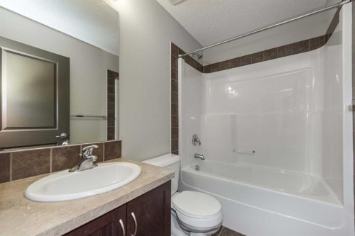 124 Evanscove Manor Nw, Calgary, AB - Indoor Photo Showing Bathroom