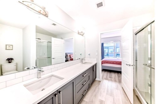 1402-33 Carringham Gate Nw, Calgary, AB - Indoor Photo Showing Bathroom