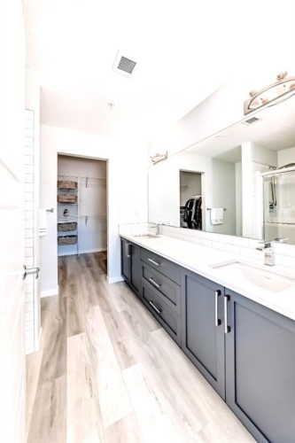 1402-33 Carringham Gate Nw, Calgary, AB - Indoor Photo Showing Bathroom