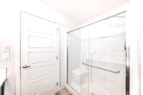 1402-33 Carringham Gate Nw, Calgary, AB - Indoor Photo Showing Bathroom