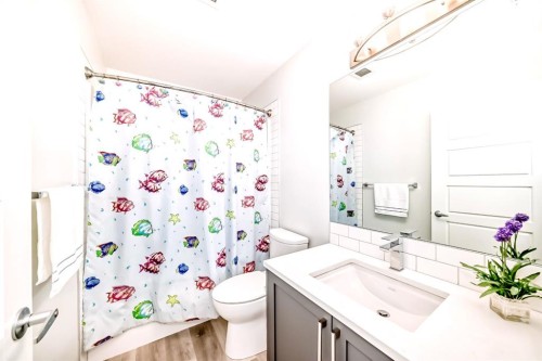 1402-33 Carringham Gate Nw, Calgary, AB - Indoor Photo Showing Bathroom