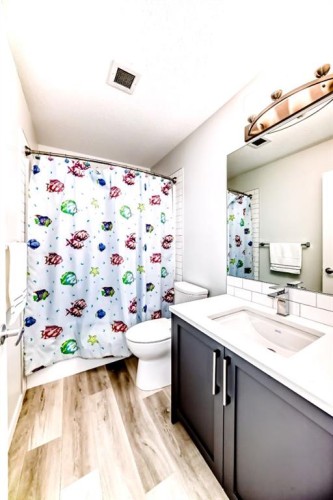 1402-33 Carringham Gate Nw, Calgary, AB - Indoor Photo Showing Bathroom