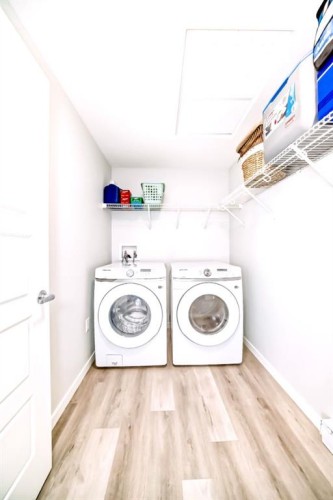 1402-33 Carringham Gate Nw, Calgary, AB - Indoor Photo Showing Laundry Room