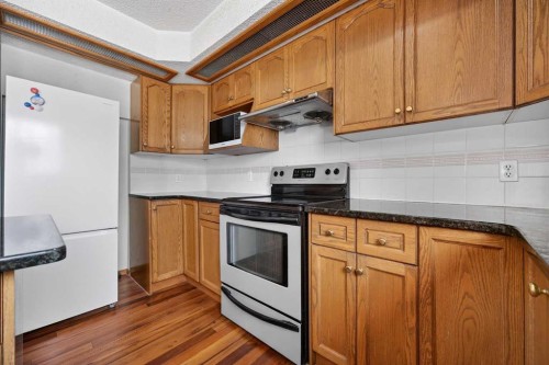 90 Hawkmount Green Nw, Calgary, AB - Indoor Photo Showing Kitchen