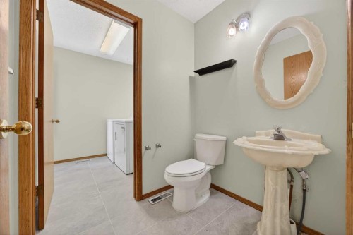 90 Hawkmount Green Nw, Calgary, AB - Indoor Photo Showing Bathroom