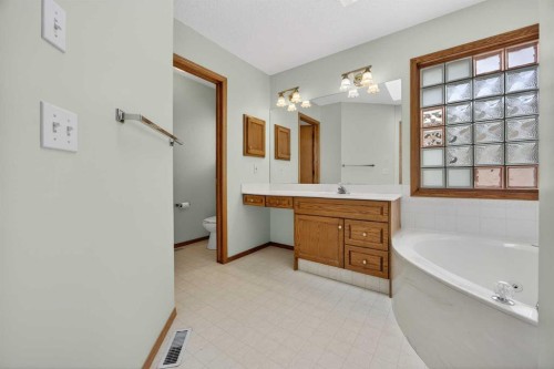 90 Hawkmount Green Nw, Calgary, AB - Indoor Photo Showing Bathroom