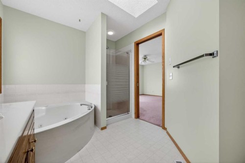 90 Hawkmount Green Nw, Calgary, AB - Indoor Photo Showing Bathroom