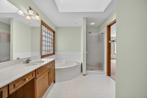 90 Hawkmount Green Nw, Calgary, AB - Indoor Photo Showing Bathroom