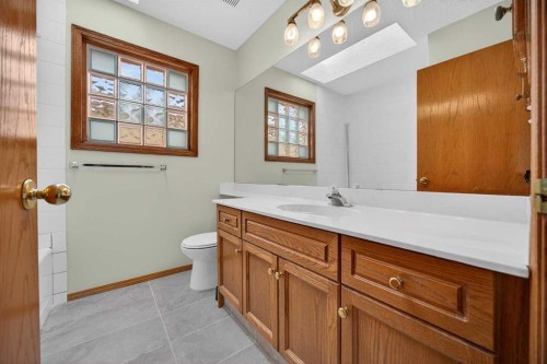 90 Hawkmount Green Nw, Calgary, AB - Indoor Photo Showing Bathroom