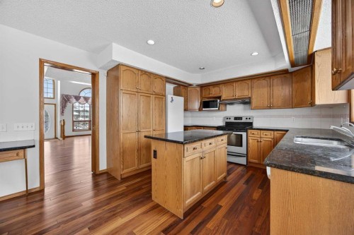 90 Hawkmount Green Nw, Calgary, AB - Indoor Photo Showing Kitchen