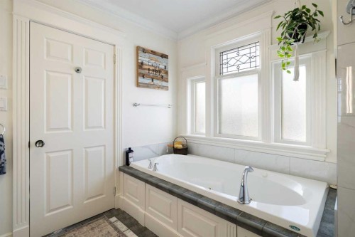 1727 24 Street Sw, Calgary, AB - Indoor Photo Showing Bathroom