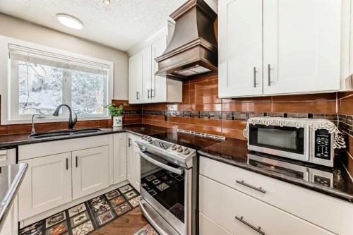 212 Sienna Park Drive Sw, Calgary, AB - Indoor Photo Showing Kitchen
