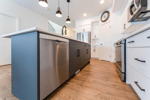 244 Heritage Heights, Cochrane, AB - Indoor Photo Showing Kitchen