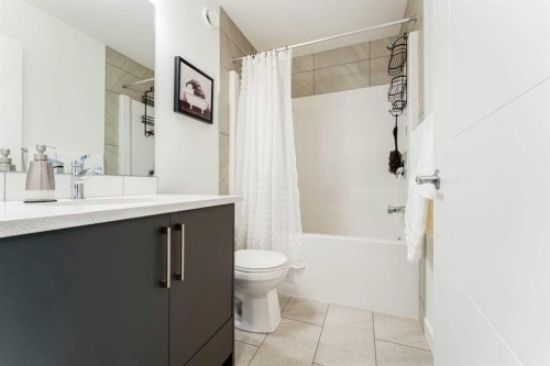 244 Heritage Heights, Cochrane, AB - Indoor Photo Showing Bathroom