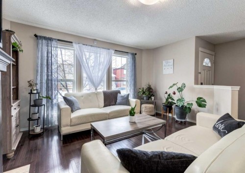 38 Autumn Crescent Se, Calgary, AB - Indoor Photo Showing Living Room