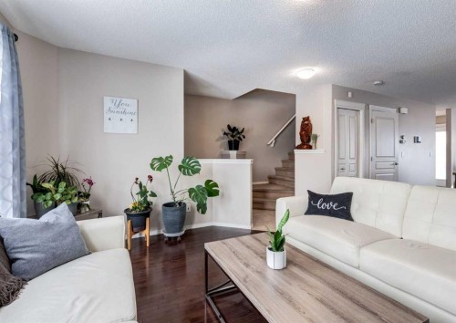 38 Autumn Crescent Se, Calgary, AB - Indoor Photo Showing Living Room