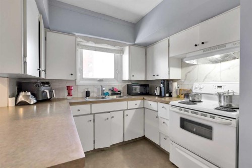 4617 Stanley Road Sw, Calgary, AB - Indoor Photo Showing Kitchen
