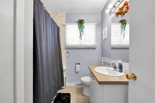 4617 Stanley Road Sw, Calgary, AB - Indoor Photo Showing Bathroom
