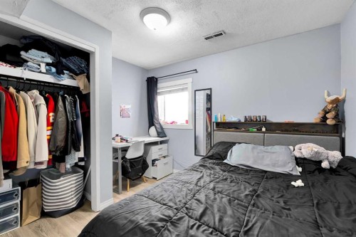 4617 Stanley Road Sw, Calgary, AB - Indoor Photo Showing Bedroom