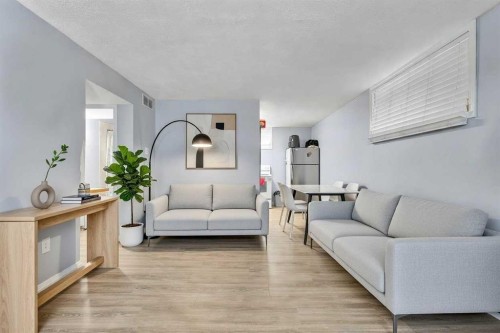 4617 Stanley Road Sw, Calgary, AB - Indoor Photo Showing Living Room