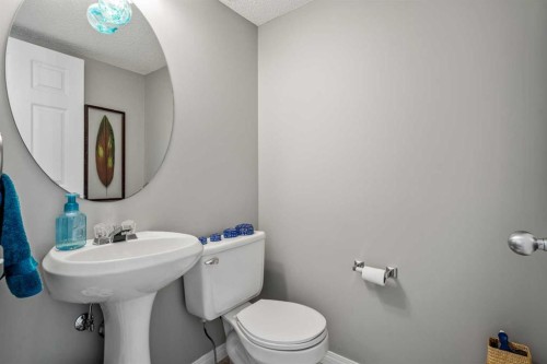 18 Hidden Creek Rise Nw, Calgary, AB - Indoor Photo Showing Bathroom