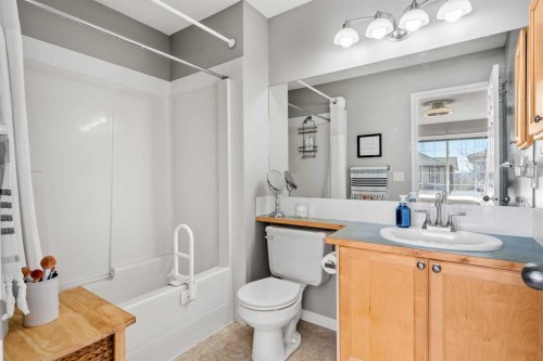 18 Hidden Creek Rise Nw, Calgary, AB - Indoor Photo Showing Bathroom