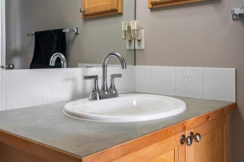 18 Hidden Creek Rise Nw, Calgary, AB - Indoor Photo Showing Bathroom