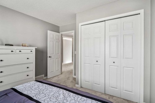 18 Hidden Creek Rise Nw, Calgary, AB - Indoor Photo Showing Bedroom