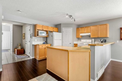 18 Hidden Creek Rise Nw, Calgary, AB - Indoor Photo Showing Kitchen