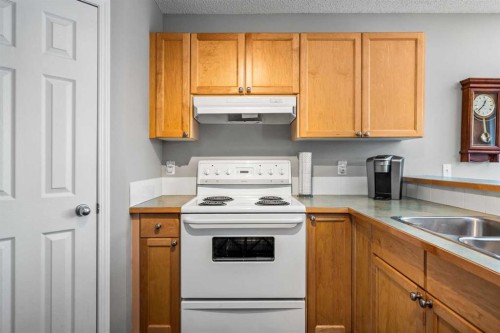 18 Hidden Creek Rise Nw, Calgary, AB - Indoor Photo Showing Kitchen With Double Sink