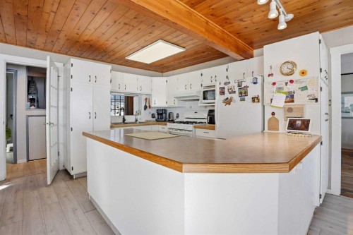 707 7 Street, Ross Haven, AB - Indoor Photo Showing Kitchen