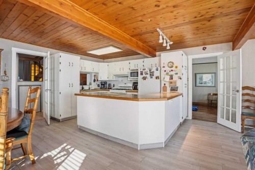 707 7 Street, Ross Haven, AB - Indoor Photo Showing Kitchen