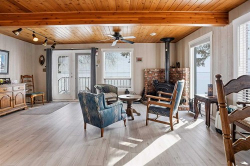 707 7 Street, Ross Haven, AB - Indoor Photo Showing Living Room