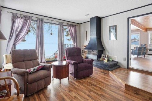 707 7 Street, Ross Haven, AB - Indoor Photo Showing Living Room