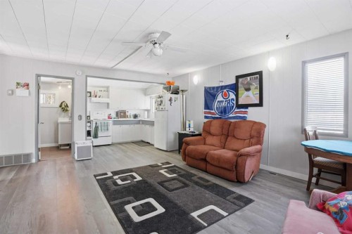 707 7 Street, Ross Haven, AB - Indoor Photo Showing Living Room
