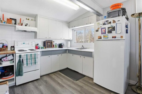 707 7 Street, Ross Haven, AB - Indoor Photo Showing Kitchen