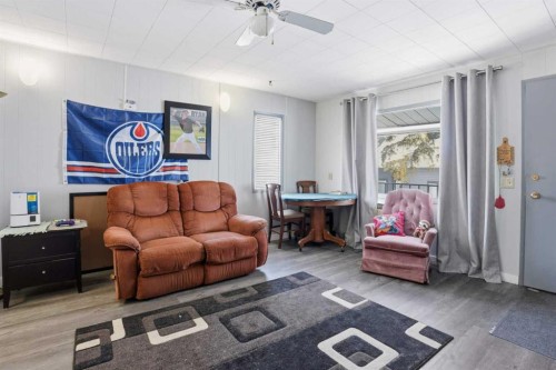 707 7 Street, Ross Haven, AB - Indoor Photo Showing Living Room