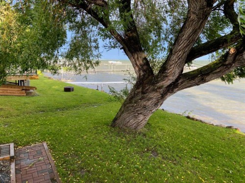 707 7 Street, Ross Haven, AB - Outdoor
