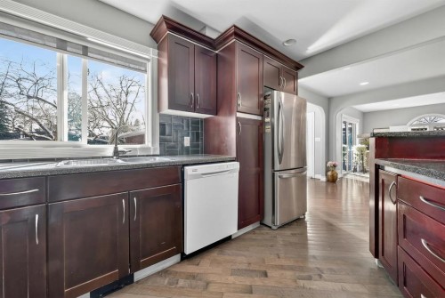 1027 75 Avenue Sw, Calgary, AB - Indoor Photo Showing Kitchen