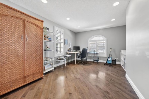 1027 75 Avenue Sw, Calgary, AB - Indoor