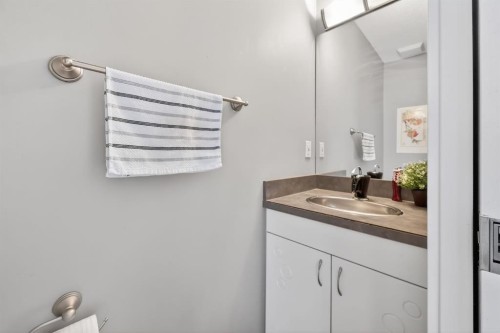 1027 75 Avenue Sw, Calgary, AB - Indoor Photo Showing Bathroom