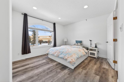 1027 75 Avenue Sw, Calgary, AB - Indoor Photo Showing Bedroom