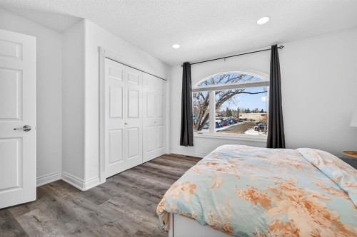 1027 75 Avenue Sw, Calgary, AB - Indoor Photo Showing Bedroom