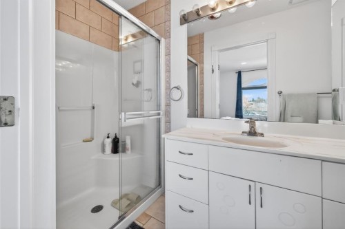 1027 75 Avenue Sw, Calgary, AB - Indoor Photo Showing Bathroom