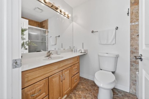 1027 75 Avenue Sw, Calgary, AB - Indoor Photo Showing Bathroom
