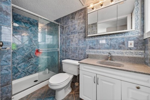 1027 75 Avenue Sw, Calgary, AB - Indoor Photo Showing Bathroom
