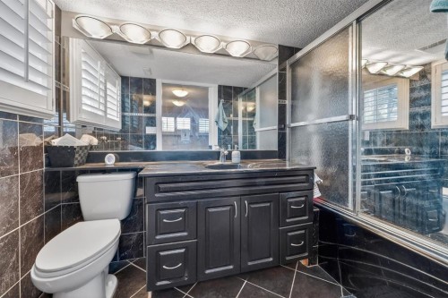 1027 75 Avenue Sw, Calgary, AB - Indoor Photo Showing Bathroom